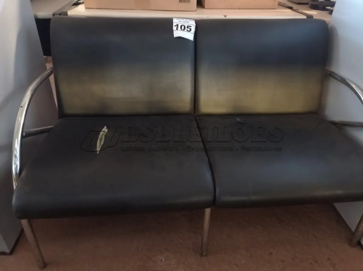 LOTE 105 - 01 LONGARINA DE 02 LUGARES. (NO ESTADO) ATENÇÃO! FAZER A VISITAÇÃO ANTES DE ARREMATAR, NÃO SABEMOS SE FUNCIONA. LEILÃO NÃO TEM GARANTIA E NEM DEVOLUÇÃO, SUJEITO A POSSÍVEIS AVARIAS VISÍVEIS/OCULTAS E/OU AUSÊNCIA DE COMPONENTES.