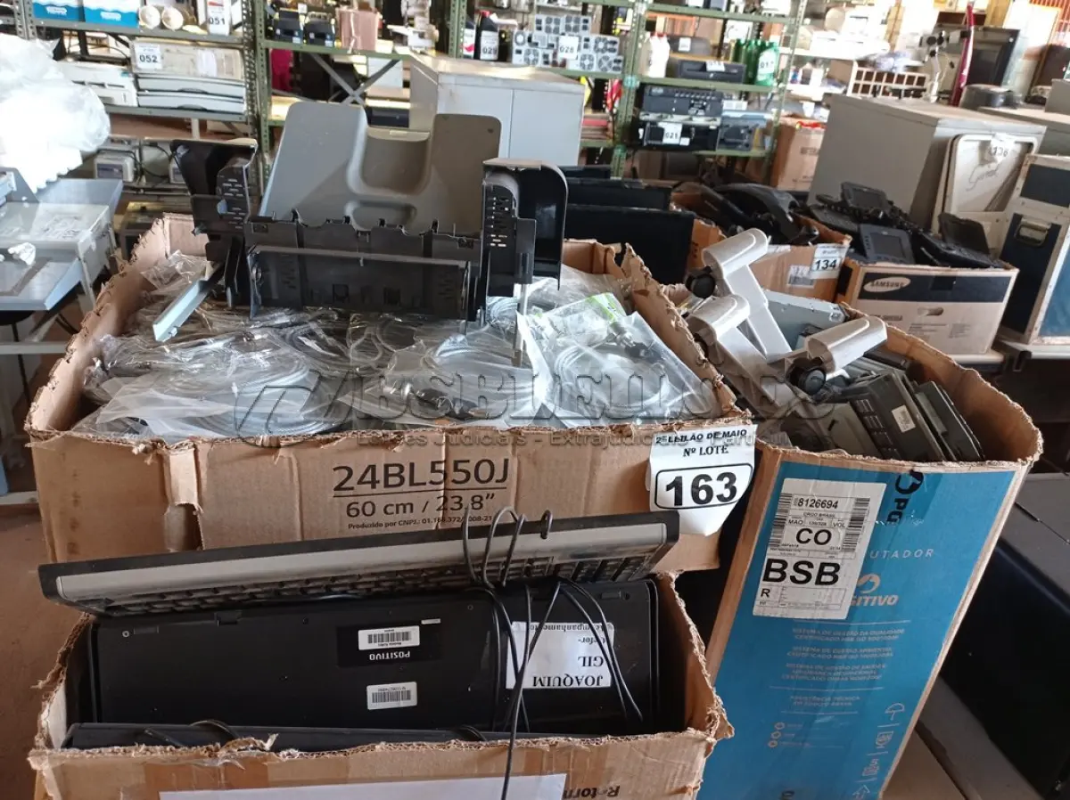 LOTE 163 - 01 LOTE COM CABOS DE AÇO, TECLADOS PARA PC E PERIFÉRICOS DIVERSOS. (NO ESTADO) ATENÇÃO! FAZER A VISITAÇÃO ANTES DE ARREMATAR, NÃO SABEMOS SE FUNCIONA. LEILÃO NÃO TEM GARANTIA E NEM DEVOLUÇÃO, SUJEITO A POSSÍVEIS AVARIAS VISÍVEIS/OCULTAS E/OU AUSÊNCIA DE COMPONENTES.
