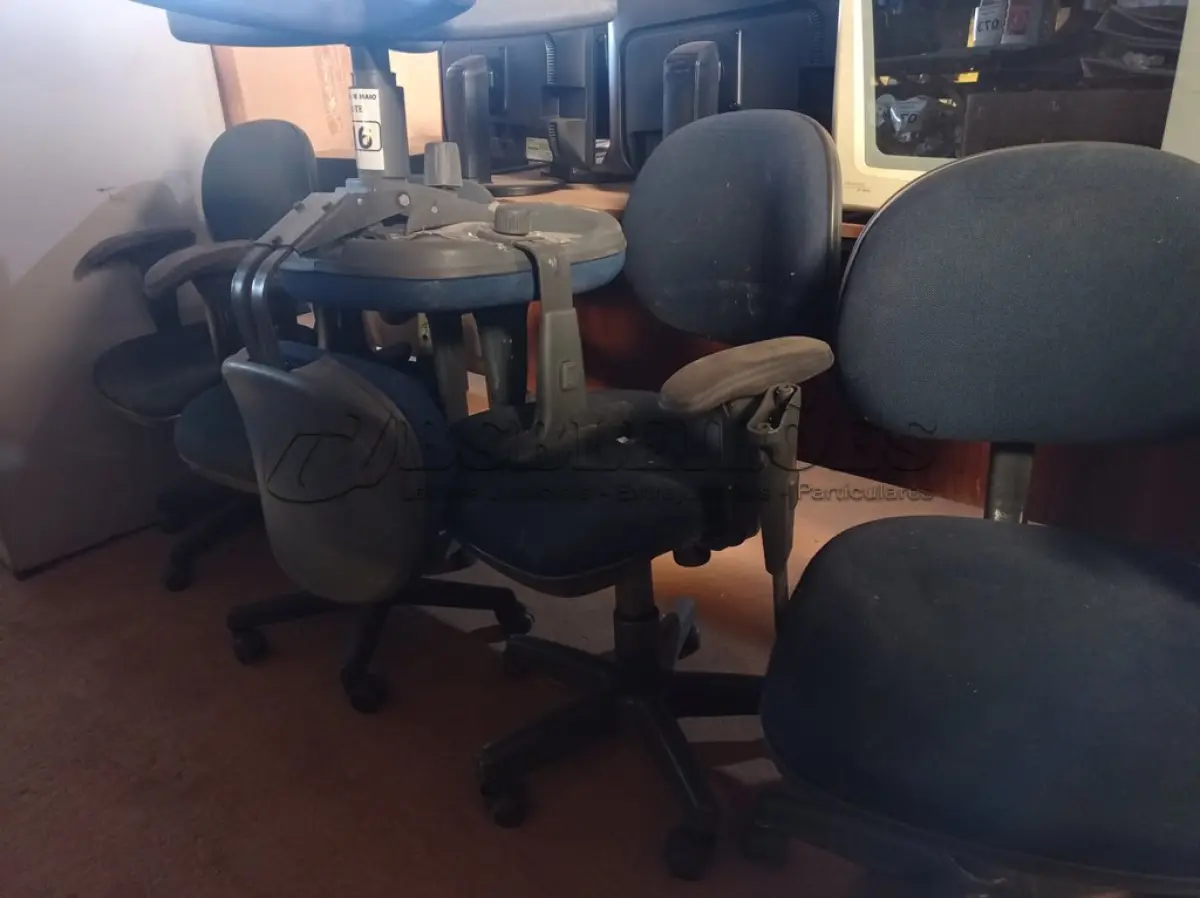 LOTE 116 - 05 CADEIRAS DE ESCRITÓRIO COM BASES GIRATÓRIA. (NO ESTADO) ATENÇÃO! FAZER A VISITAÇÃO ANTES DE ARREMATAR, NÃO SABEMOS SE FUNCIONA. LEILÃO NÃO TEM GARANTIA E NEM DEVOLUÇÃO, SUJEITO A POSSÍVEIS AVARIAS VISÍVEIS/OCULTAS E/OU AUSÊNCIA DE COMPONENTES.