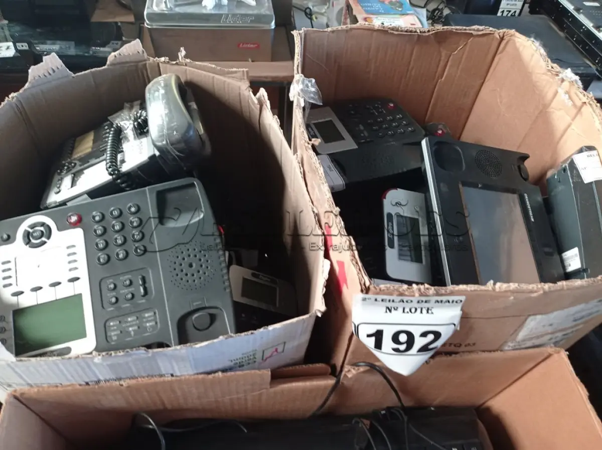 LOTE 192 - 01 LOTE COM VÁRIOS TECLADOS PARA PC E APARELHOS DE TELEFONE MARCAS E MODELOS DIVERSOS. (NO ESTADO) ATENÇÃO! FAZER A VISITAÇÃO ANTES DE ARREMATAR, NÃO SABEMOS SE FUNCIONA. LEILÃO NÃO TEM GARANTIA E NEM DEVOLUÇÃO, SUJEITO A POSSÍVEIS AVARIAS VISÍVEIS/OCULTAS E/OU AUSÊNCIA DE COMPONENTES.
