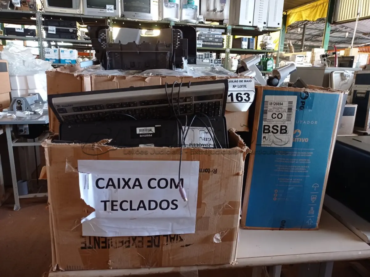 LOTE 163 - 01 LOTE COM CABOS DE AÇO, TECLADOS PARA PC E PERIFÉRICOS DIVERSOS. (NO ESTADO) ATENÇÃO! FAZER A VISITAÇÃO ANTES DE ARREMATAR, NÃO SABEMOS SE FUNCIONA. LEILÃO NÃO TEM GARANTIA E NEM DEVOLUÇÃO, SUJEITO A POSSÍVEIS AVARIAS VISÍVEIS/OCULTAS E/OU AUSÊNCIA DE COMPONENTES.