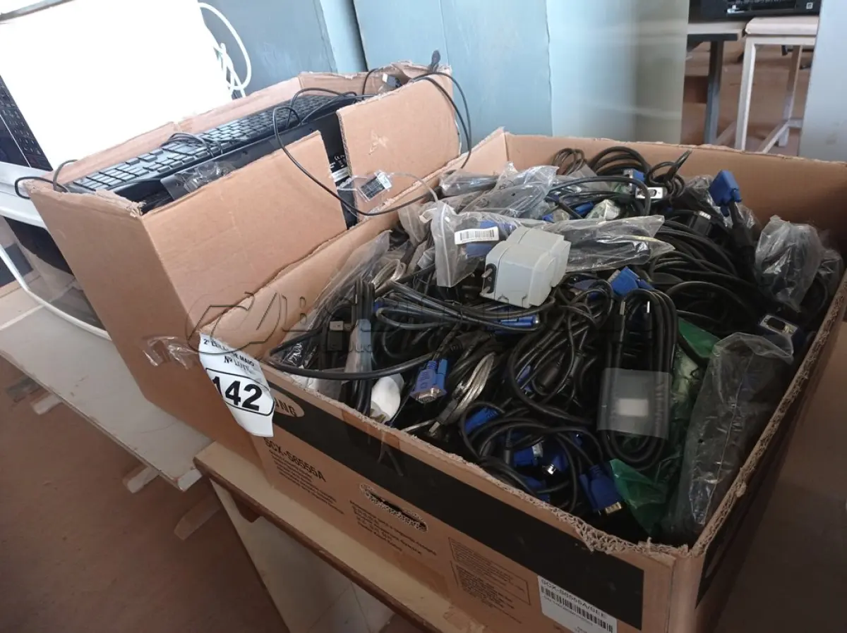 LOTE 142 - 01 LOTE COM GRANDE QUANTIDADE DE TECLADOS PARA PC E CABOS DIVERSOS. (NO ESTADO) ATENÇÃO! FAZER A VISITAÇÃO ANTES DE ARREMATAR, NÃO SABEMOS SE FUNCIONA. LEILÃO NÃO TEM GARANTIA E NEM DEVOLUÇÃO, SUJEITO A POSSÍVEIS AVARIAS VISÍVEIS/OCULTAS E/OU AUSÊNCIA DE COMPONENTES.