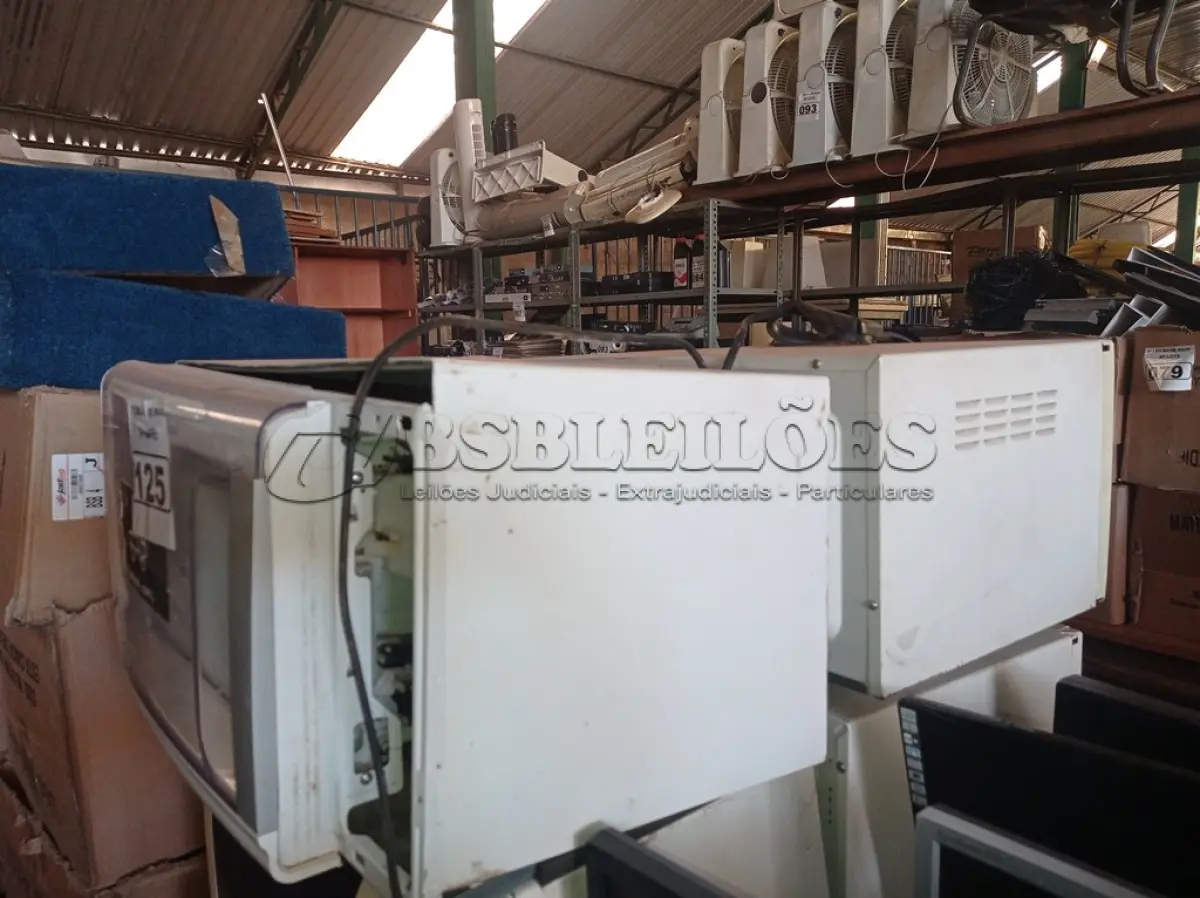 LOTE 125 - 04 MICRO-ONDAS MARCAS E MODELOS DIVERSOS. (NO ESTADO) ATENÇÃO! FAZER A VISITAÇÃO ANTES DE ARREMATAR, NÃO SABEMOS SE FUNCIONA. LEILÃO NÃO TEM GARANTIA E NEM DEVOLUÇÃO, SUJEITO A POSSÍVEIS AVARIAS VISÍVEIS/OCULTAS E/OU AUSÊNCIA DE COMPONENTES.