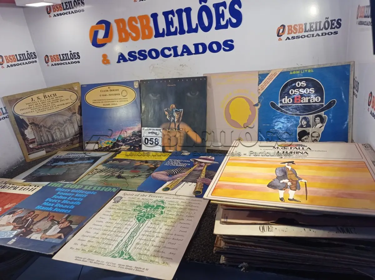 LOTE 058 - 01 LOTE COM VÁRIOS DISCOS DE VINIL. (NO ESTADO) ATENÇÃO! FAZER A VISITAÇÃO ANTES DE ARREMATAR, NÃO SABEMOS SE FUNCIONA. LEILÃO NÃO TEM GARANTIA E NEM DEVOLUÇÃO, SUJEITO A POSSÍVEIS AVARIAS VISÍVEIS/OCULTAS E/OU AUSÊNCIA DE COMPONENTES.