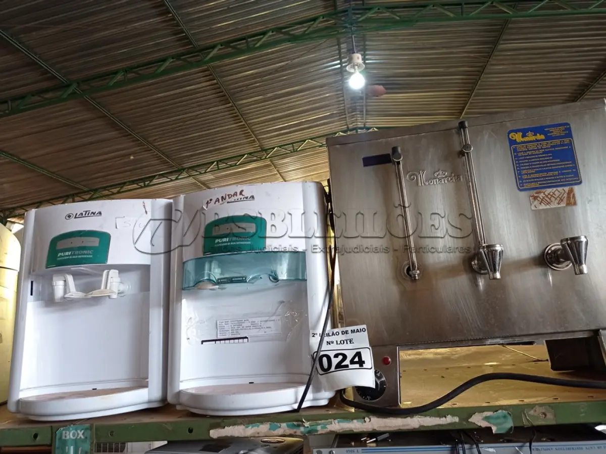 LOTE 024 - 02 BEBEDOUROS PARA GARRAFÃO E 01 CAFETEIRA INDUSTRIAL. (NO ESTADO) ATENÇÃO! FAZER A VISITAÇÃO ANTES DE ARREMATAR, NÃO SABEMOS SE FUNCIONA. LEILÃO NÃO TEM GARANTIA E NEM DEVOLUÇÃO, SUJEITO A POSSÍVEIS AVARIAS VISÍVEIS/OCULTAS E/OU AUSÊNCIA DE COMPONENTES.