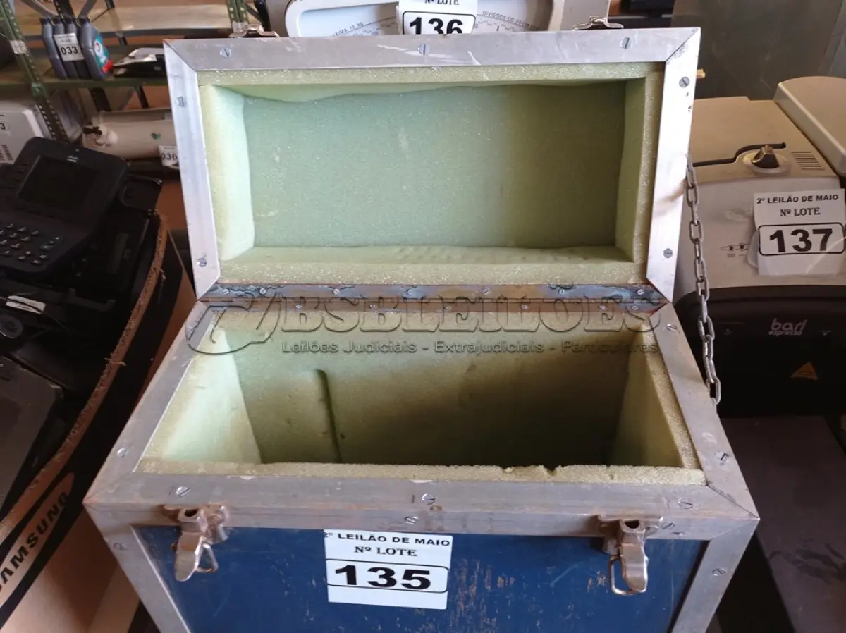 LOTE 135 - 01 CASE EM MADEIRA COM BORDAS DE ALUMÍNIO, INTERIOR ACOLCHOADO E ALÇAS PARA TRANSPORTE. (NO ESTADO) ATENÇÃO! FAZER A VISITAÇÃO ANTES DE ARREMATAR, NÃO SABEMOS SE FUNCIONA. LEILÃO NÃO TEM GARANTIA E NEM DEVOLUÇÃO, SUJEITO A POSSÍVEIS AVARIAS VISÍVEIS/OCULTAS E/OU AUSÊNCIA DE COMPONENTES.