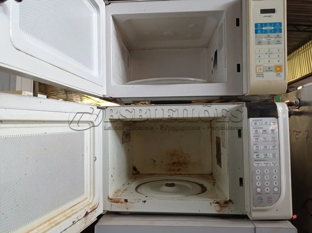 LOTE 152 - 03 MICRO-ONDAS MARCAS E MODELOS DIVERSOS. (NO ESTADO) ATENÇÃO! FAZER A VISITAÇÃO ANTES DE ARREMATAR, NÃO SABEMOS SE FUNCIONA. LEILÃO NÃO TEM GARANTIA E NEM DEVOLUÇÃO, SUJEITO A POSSÍVEIS AVARIAS VISÍVEIS/OCULTAS E/OU AUSÊNCIA DE COMPONENTES.