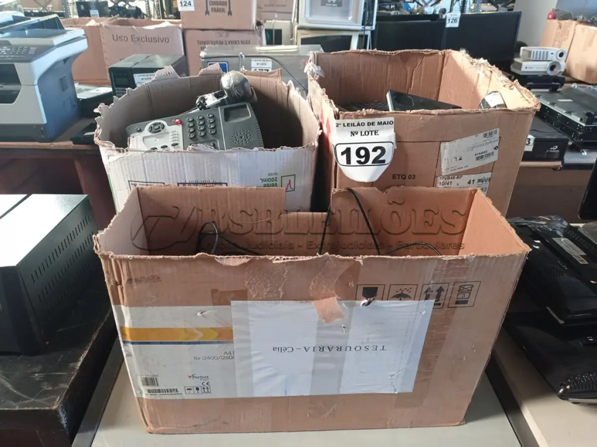 LOTE 192 - 01 LOTE COM VÁRIOS TECLADOS PARA PC E APARELHOS DE TELEFONE MARCAS E MODELOS DIVERSOS. (NO ESTADO) ATENÇÃO! FAZER A VISITAÇÃO ANTES DE ARREMATAR, NÃO SABEMOS SE FUNCIONA. LEILÃO NÃO TEM GARANTIA E NEM DEVOLUÇÃO, SUJEITO A POSSÍVEIS AVARIAS VISÍVEIS/OCULTAS E/OU AUSÊNCIA DE COMPONENTES.