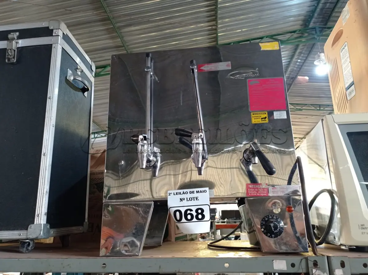 LOTE 068 - 01 CAFETEIRA INDUSTRIAL. (NO ESTADO) ATENÇÃO! FAZER A VISITAÇÃO ANTES DE ARREMATAR, NÃO SABEMOS SE FUNCIONA. LEILÃO NÃO TEM GARANTIA E NEM DEVOLUÇÃO, SUJEITO A POSSÍVEIS AVARIAS VISÍVEIS/OCULTAS E/OU AUSÊNCIA DE COMPONENTES.