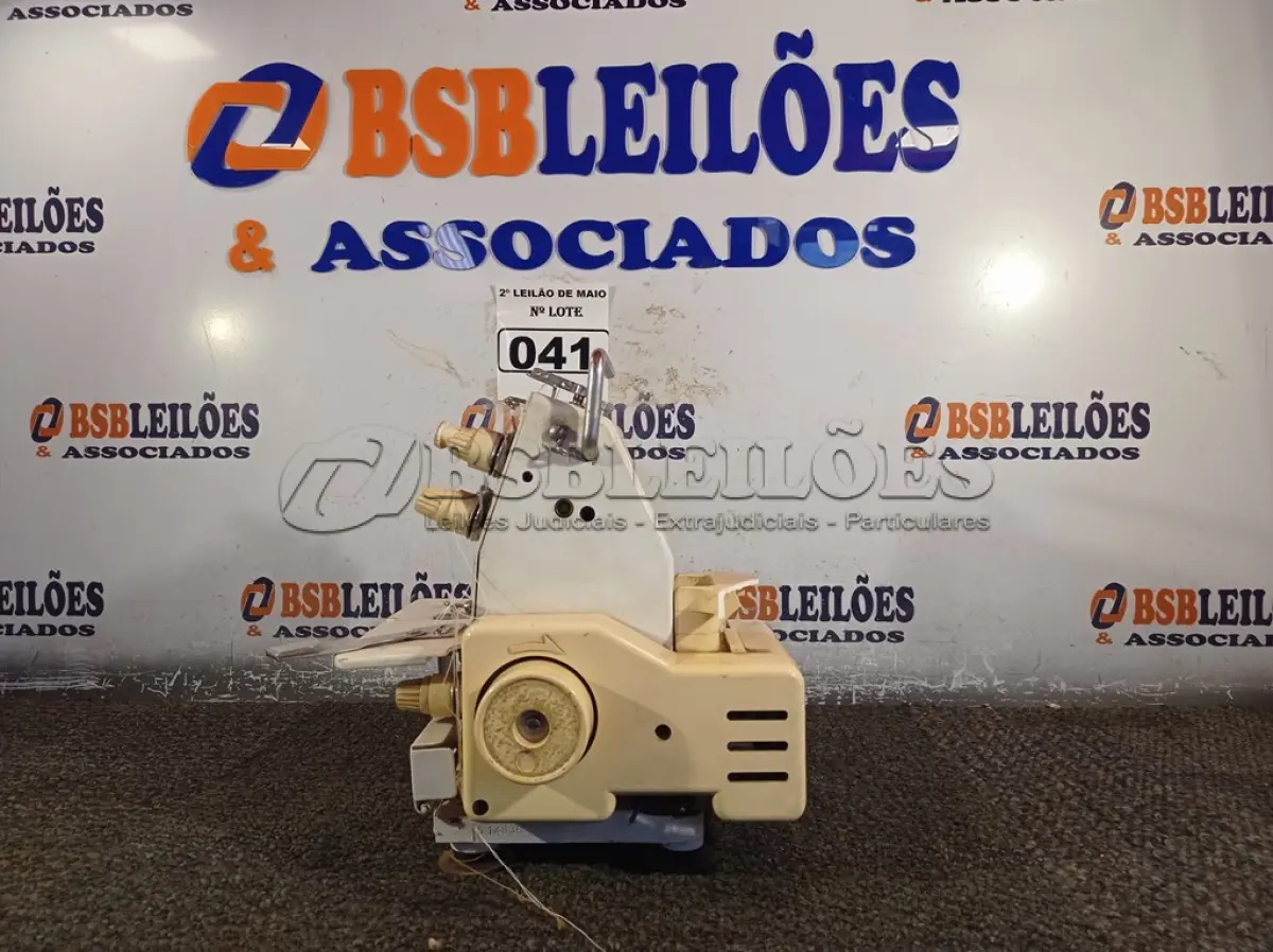 LOTE 041 - 01 MÁQUINA DE COSTURA COM MOTOR. (NO ESTADO) ATENÇÃO! FAZER A VISITAÇÃO ANTES DE ARREMATAR, NÃO SABEMOS SE FUNCIONA. LEILÃO NÃO TEM GARANTIA E NEM DEVOLUÇÃO, SUJEITO A POSSÍVEIS AVARIAS VISÍVEIS/OCULTAS E/OU AUSÊNCIA DE COMPONENTES.