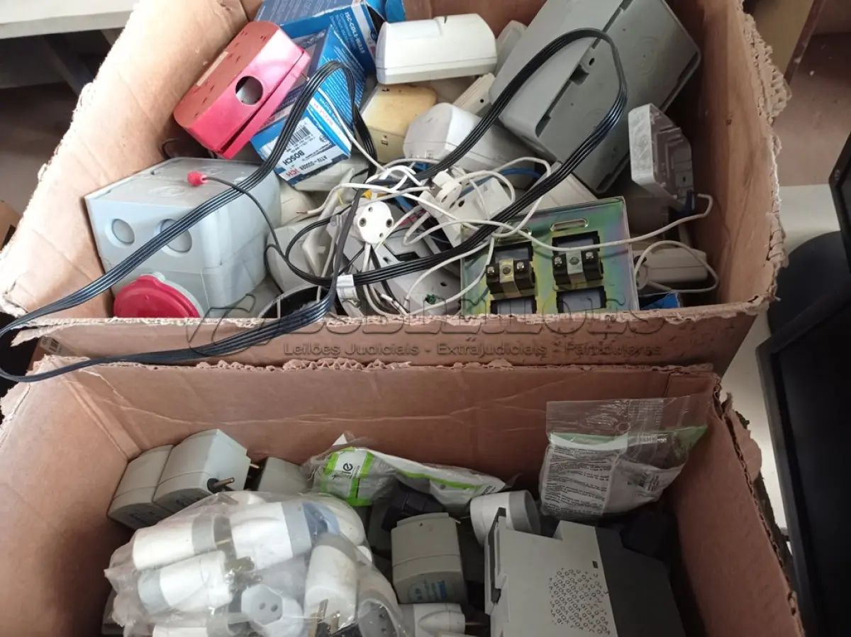 LOTE 157 - 01 LOTE COM VÁRIOS SENSORES DE PRESENÇA, CAIXINHAS DE SOM PARA PC E MATERIAIS ELÉTRICOS DIVERSOS. (NO ESTADO) ATENÇÃO! FAZER A VISITAÇÃO ANTES DE ARREMATAR, NÃO SABEMOS SE FUNCIONA. LEILÃO NÃO TEM GARANTIA E NEM DEVOLUÇÃO, SUJEITO A POSSÍVEIS AVARIAS VISÍVEIS/OCULTAS E/OU AUSÊNCIA DE COMPONENTES.