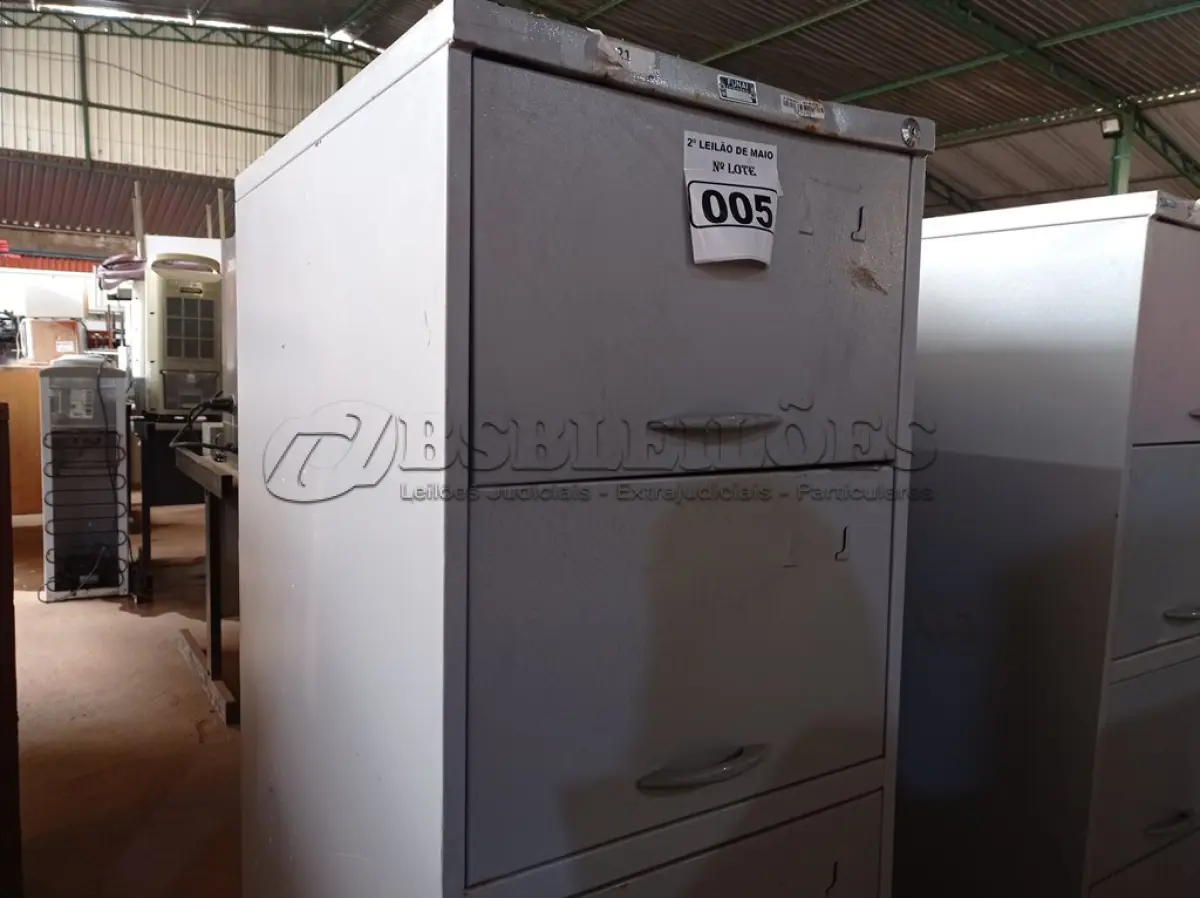 LOTE 005 - 01 ARQUIVO DE AÇO COM 04 GAVETAS. (NO ESTADO) ATENÇÃO! FAZER A VISITAÇÃO ANTES DE ARREMATAR, NÃO SABEMOS SE FUNCIONA. LEILÃO NÃO TEM GARANTIA E NEM DEVOLUÇÃO, SUJEITO A POSSÍVEIS AVARIAS VISÍVEIS/OCULTAS E/OU AUSÊNCIA DE COMPONENTES.