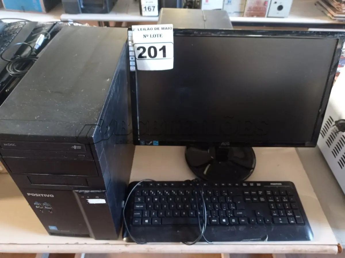 LOTE 201 - 01 CPU, 01 MONITOR E 01 TECLADO. (NO ESTADO) ATENÇÃO! FAZER A VISITAÇÃO ANTES DE ARREMATAR, NÃO SABEMOS SE FUNCIONA. LEILÃO NÃO TEM GARANTIA E NEM DEVOLUÇÃO, SUJEITO A POSSÍVEIS AVARIAS VISÍVEIS/OCULTAS E/OU AUSÊNCIA DE COMPONENTES.