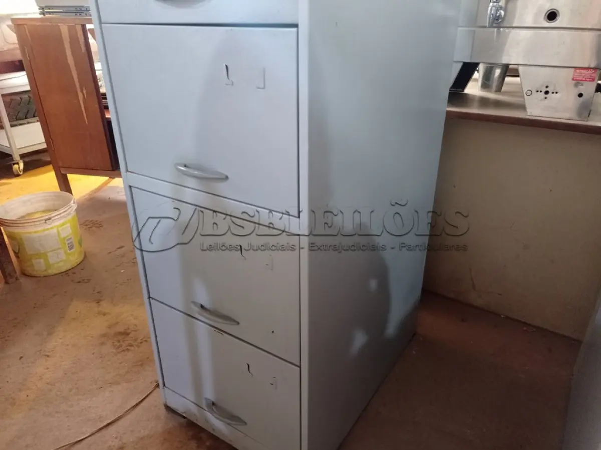 LOTE 005 - 01 ARQUIVO DE AÇO COM 04 GAVETAS. (NO ESTADO) ATENÇÃO! FAZER A VISITAÇÃO ANTES DE ARREMATAR, NÃO SABEMOS SE FUNCIONA. LEILÃO NÃO TEM GARANTIA E NEM DEVOLUÇÃO, SUJEITO A POSSÍVEIS AVARIAS VISÍVEIS/OCULTAS E/OU AUSÊNCIA DE COMPONENTES.