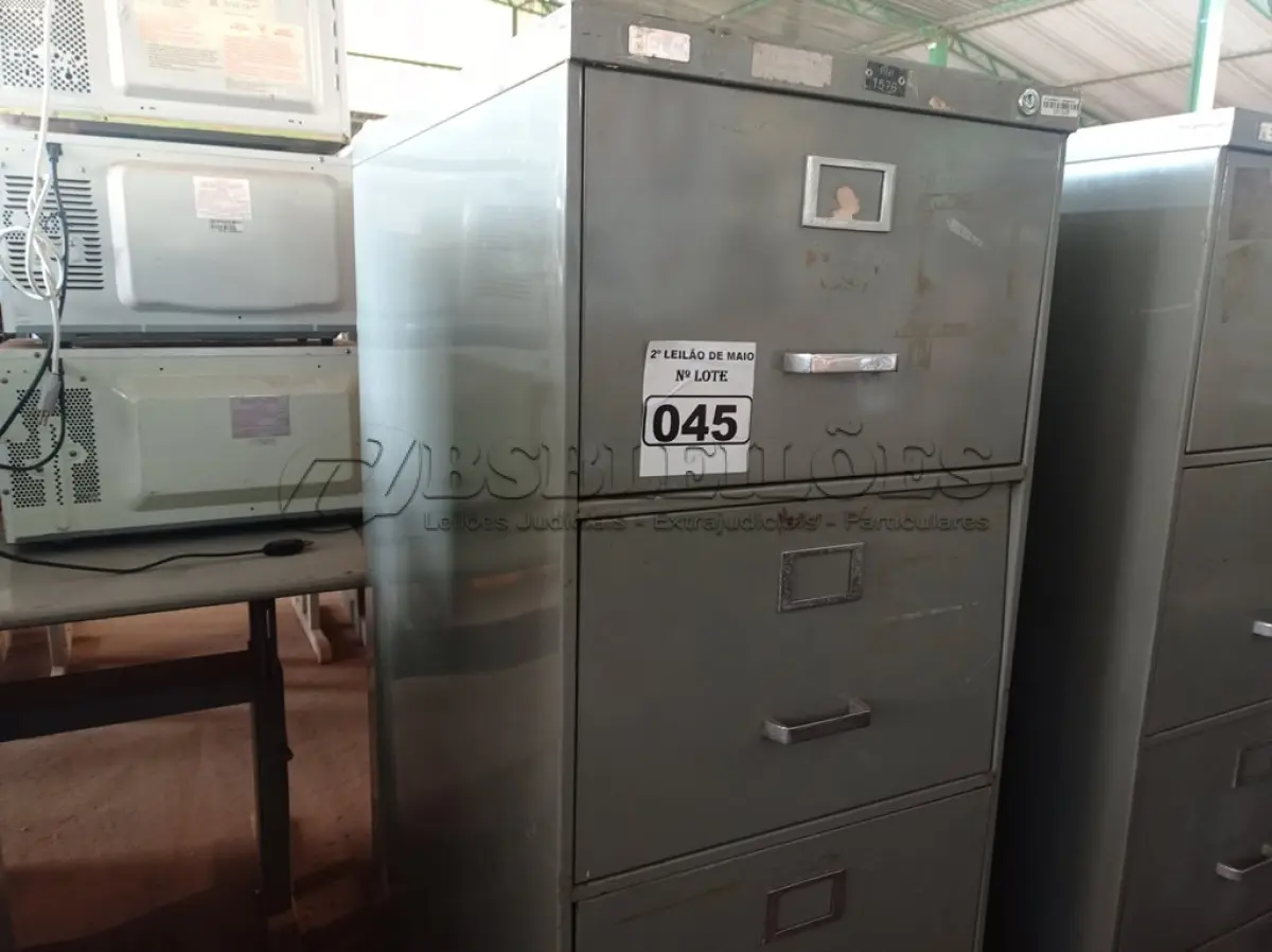 LOTE 045 - 01 ARQUIVO DE AÇO COM 04 GAVETAS. (NO ESTADO) ATENÇÃO! FAZER A VISITAÇÃO ANTES DE ARREMATAR, NÃO SABEMOS SE FUNCIONA. LEILÃO NÃO TEM GARANTIA E NEM DEVOLUÇÃO, SUJEITO A POSSÍVEIS AVARIAS VISÍVEIS/OCULTAS E/OU AUSÊNCIA DE COMPONENTES.
