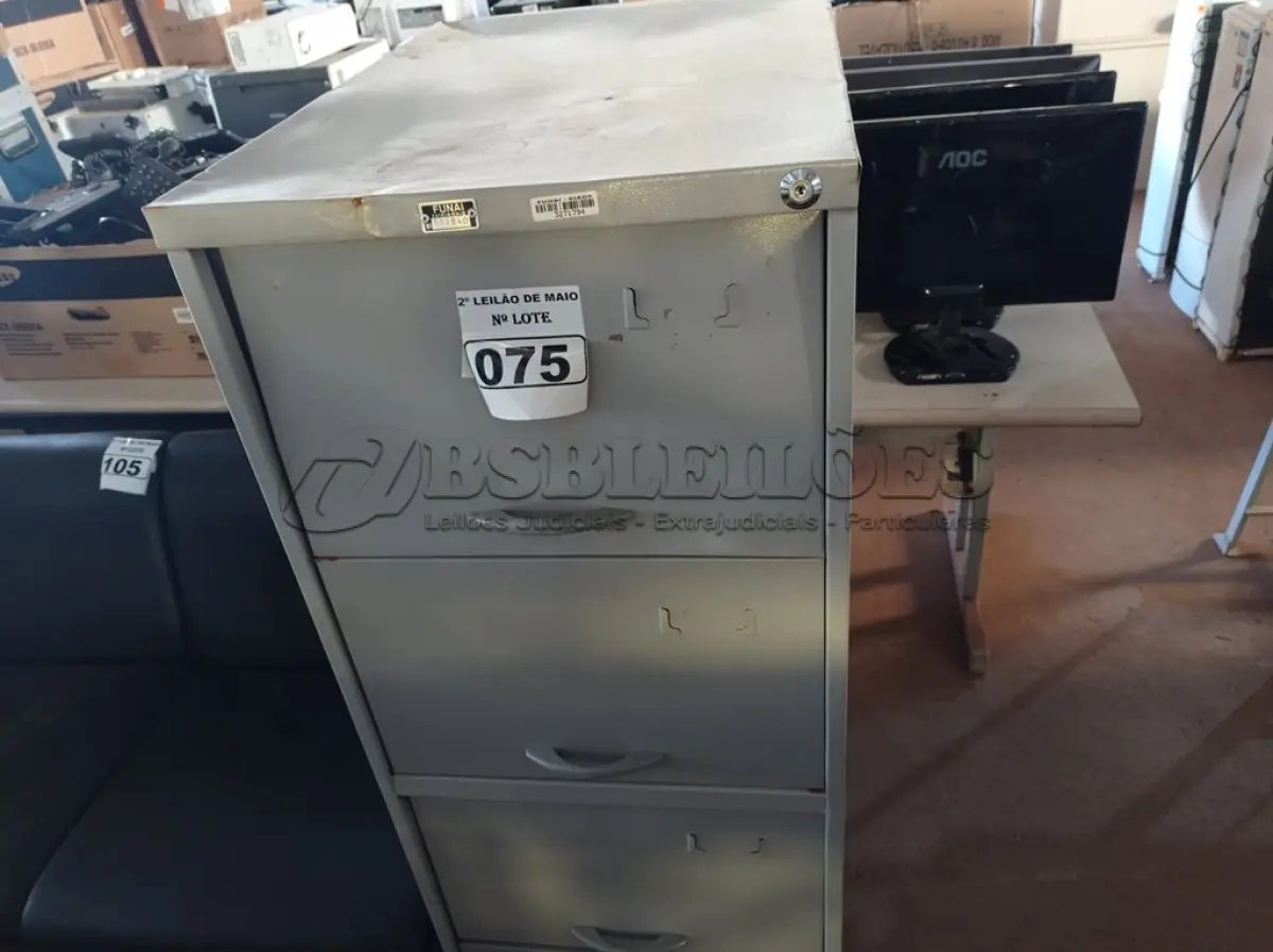 LOTE 075 - 01 ARQUIVO DE AÇO COM 04 GAVETAS. (NO ESTADO) ATENÇÃO! FAZER A VISITAÇÃO ANTES DE ARREMATAR, NÃO SABEMOS SE FUNCIONA. LEILÃO NÃO TEM GARANTIA E NEM DEVOLUÇÃO, SUJEITO A POSSÍVEIS AVARIAS VISÍVEIS/OCULTAS E/OU AUSÊNCIA DE COMPONENTES.
