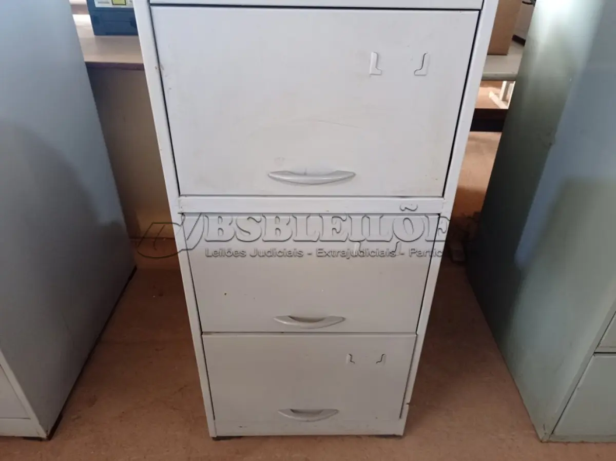 LOTE 025 - 01 ARQUIVO DE AÇO COM 04 GAVETAS. (NO ESTADO) ATENÇÃO! FAZER A VISITAÇÃO ANTES DE ARREMATAR, NÃO SABEMOS SE FUNCIONA. LEILÃO NÃO TEM GARANTIA E NEM DEVOLUÇÃO, SUJEITO A POSSÍVEIS AVARIAS VISÍVEIS/OCULTAS E/OU AUSÊNCIA DE COMPONENTES.