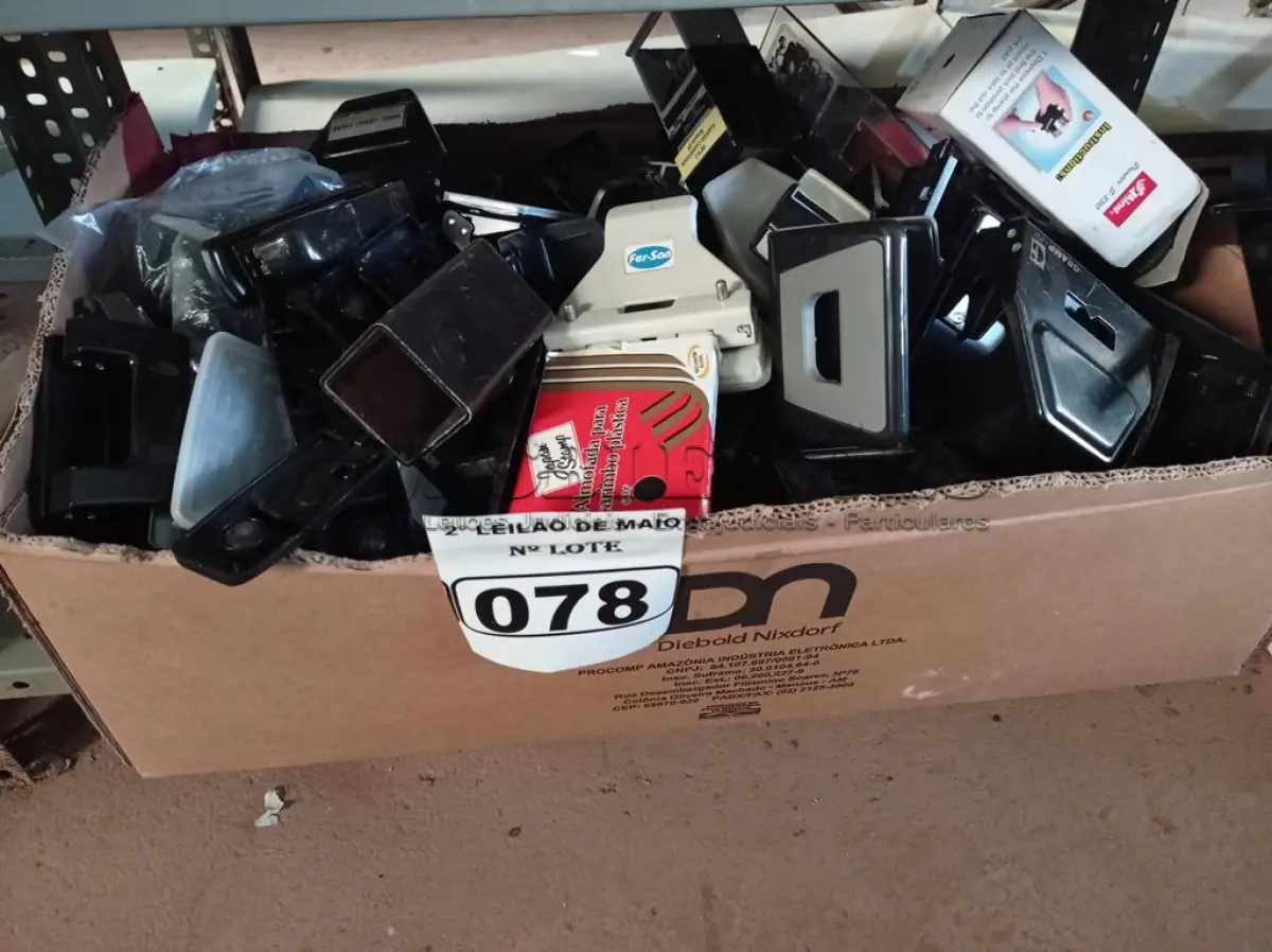LOTE 078 - 01 LOTE COM PERFURADORES DE PAPEL E GRAMPEADORES MARCAS E MODELOS DIVERSOS. (NO ESTADO) ATENÇÃO! FAZER A VISITAÇÃO ANTES DE ARREMATAR, NÃO SABEMOS SE FUNCIONA. LEILÃO NÃO TEM GARANTIA E NEM DEVOLUÇÃO, SUJEITO A POSSÍVEIS AVARIAS VISÍVEIS/OCULTAS E/OU AUSÊNCIA DE COMPONENTES.