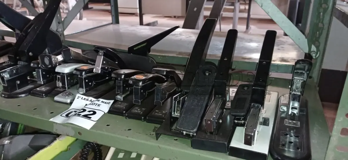 LOTE 022 - 01 LOTE COM VÁRIOS GRAMPEADORES MARCAS E MODELOS DIVERSOS. (NO ESTADO) ATENÇÃO! FAZER A VISITAÇÃO ANTES DE ARREMATAR, NÃO SABEMOS SE FUNCIONA. LEILÃO NÃO TEM GARANTIA E NEM DEVOLUÇÃO, SUJEITO A POSSÍVEIS AVARIAS VISÍVEIS/OCULTAS E/OU AUSÊNCIA DE COMPONENTES.