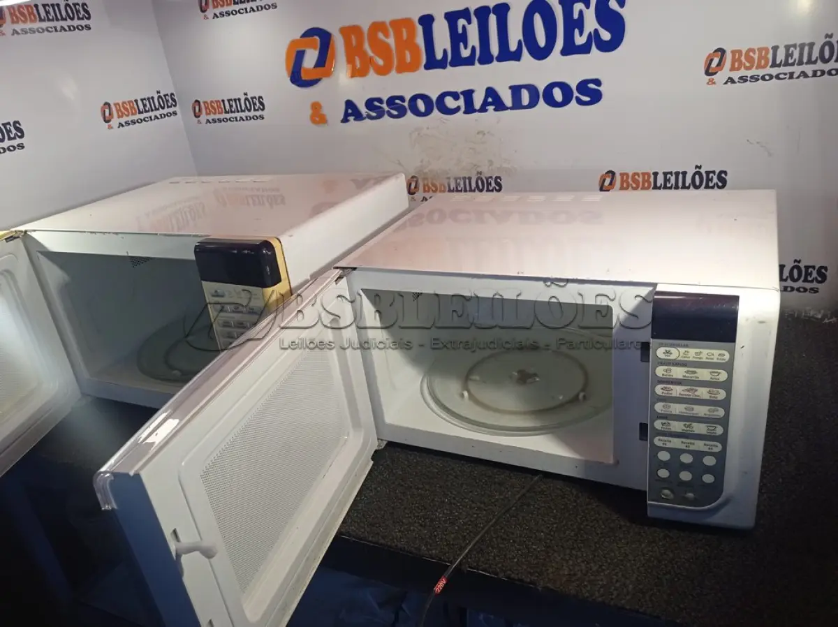LOTE 053 - 02 MICRO-ONDAS MARCAS E MODELOS DIVERSOS. (NO ESTADO) ATENÇÃO! FAZER A VISITAÇÃO ANTES DE ARREMATAR, NÃO SABEMOS SE FUNCIONA. LEILÃO NÃO TEM GARANTIA E NEM DEVOLUÇÃO, SUJEITO A POSSÍVEIS AVARIAS VISÍVEIS/OCULTAS E/OU AUSÊNCIA DE COMPONENTES.