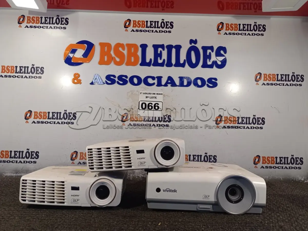 LOTE 066 - 03 PROJETORES MULTIMIDIA MARCAS E MODELOS DIVERSOS. (NO ESTADO) ATENÇÃO! FAZER A VISITAÇÃO ANTES DE ARREMATAR, NÃO SABEMOS SE FUNCIONA. LEILÃO NÃO TEM GARANTIA E NEM DEVOLUÇÃO, SUJEITO A POSSÍVEIS AVARIAS VISÍVEIS/OCULTAS E/OU AUSÊNCIA DE COMPONENTES.