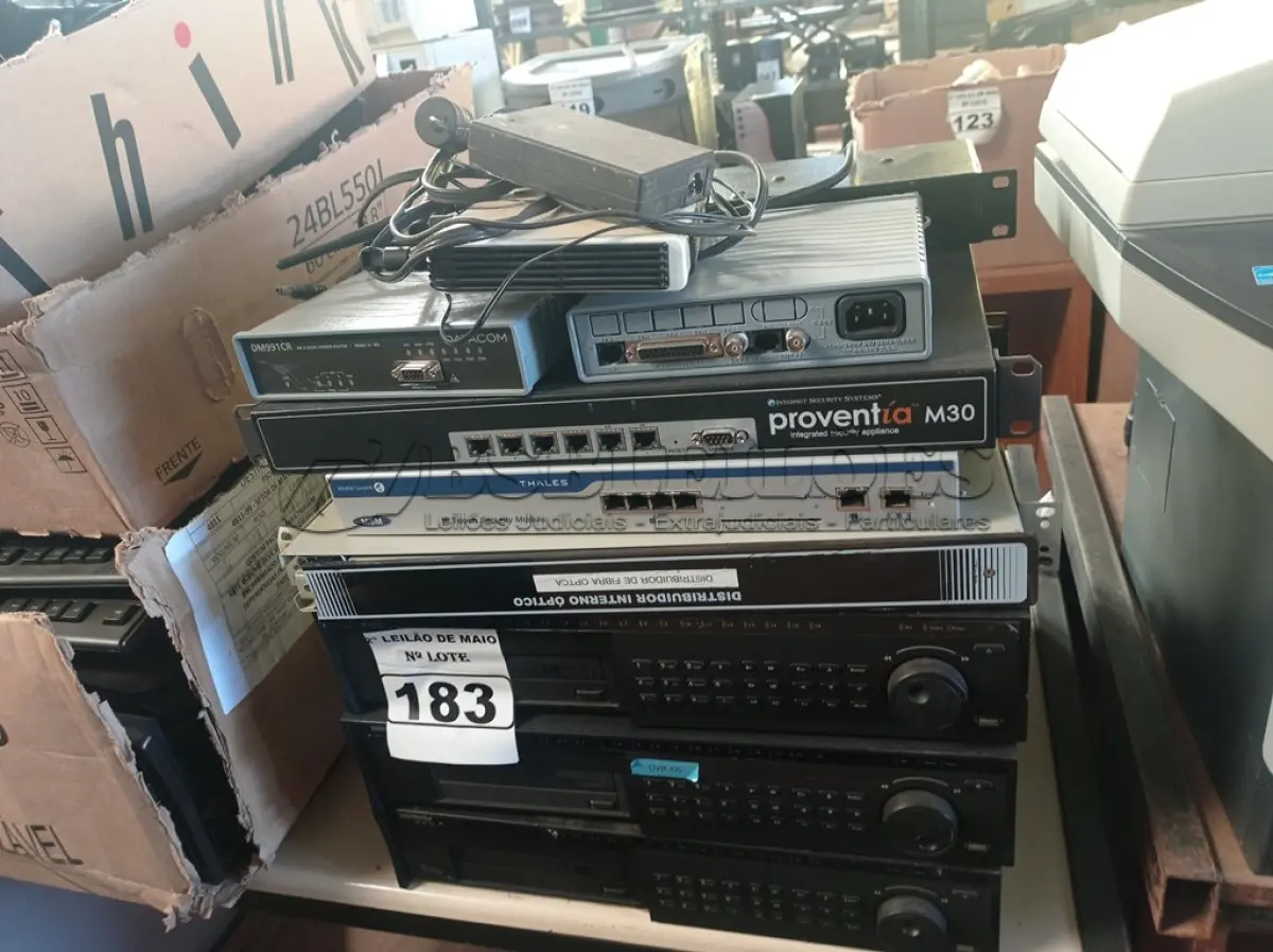 LOTE 183 - 03 DVR E EQUIPAMENTOS ELETRÔNICOS DIVERSOS. (NO ESTADO) ATENÇÃO! FAZER A VISITAÇÃO ANTES DE ARREMATAR, NÃO SABEMOS SE FUNCIONA. LEILÃO NÃO TEM GARANTIA E NEM DEVOLUÇÃO, SUJEITO A POSSÍVEIS AVARIAS VISÍVEIS/OCULTAS E/OU AUSÊNCIA DE COMPONENTES.