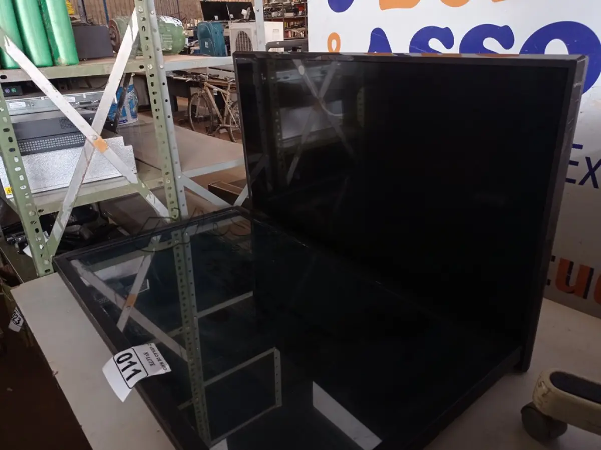 LOTE 011 - 02 TVS MARCAS E MODELOS DIVERSOS PARA RETIRADA DE PEÇAS. (NO ESTADO) ATENÇÃO! FAZER A VISITAÇÃO ANTES DE ARREMATAR, NÃO SABEMOS SE FUNCIONA. LEILÃO NÃO TEM GARANTIA E NEM DEVOLUÇÃO, SUJEITO A POSSÍVEIS AVARIAS VISÍVEIS/OCULTAS E/OU AUSÊNCIA DE COMPONENTES.