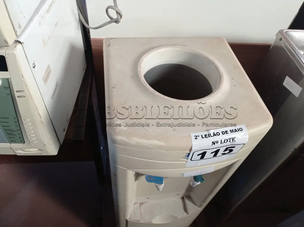 LOTE 115 - 01 BEBEDOURO PARA GARRAFÃO MARCA IBBL. (NO ESTADO) ATENÇÃO! FAZER A VISITAÇÃO ANTES DE ARREMATAR, NÃO SABEMOS SE FUNCIONA. LEILÃO NÃO TEM GARANTIA E NEM DEVOLUÇÃO, SUJEITO A POSSÍVEIS AVARIAS VISÍVEIS/OCULTAS E/OU AUSÊNCIA DE COMPONENTES.