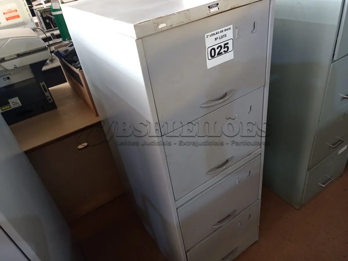 LOTE 025 - 01 ARQUIVO DE AÇO COM 04 GAVETAS. (NO ESTADO) ATENÇÃO! FAZER A VISITAÇÃO ANTES DE ARREMATAR, NÃO SABEMOS SE FUNCIONA. LEILÃO NÃO TEM GARANTIA E NEM DEVOLUÇÃO, SUJEITO A POSSÍVEIS AVARIAS VISÍVEIS/OCULTAS E/OU AUSÊNCIA DE COMPONENTES.