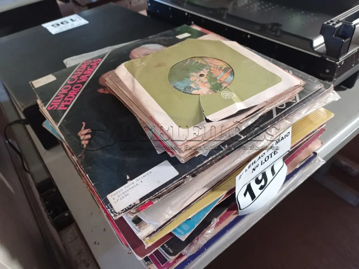 LOTE 197 - 01 LOTE COM VÁRIOS DISCOS DE VINIL. (NO ESTADO) ATENÇÃO! FAZER A VISITAÇÃO ANTES DE ARREMATAR, NÃO SABEMOS SE FUNCIONA. LEILÃO NÃO TEM GARANTIA E NEM DEVOLUÇÃO, SUJEITO A POSSÍVEIS AVARIAS VISÍVEIS/OCULTAS E/OU AUSÊNCIA DE COMPONENTES.