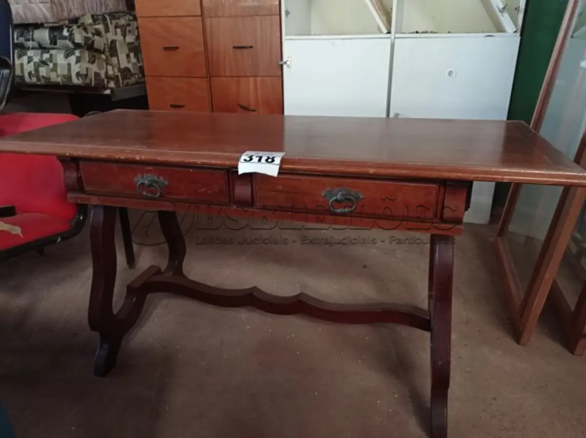LOTE 318 - 01 MESA EM MADEIRA. (NO ESTADO) ATENÇÃO! FAZER A VISITAÇÃO ANTES DE ARREMATAR, NÃO SABEMOS SE FUNCIONA. LEILÃO NÃO TEM GARANTIA E NEM DEVOLUÇÃO, SUJEITO A POSSÍVEIS AVARIAS VISÍVEIS/OCULTAS E/OU AUSÊNCIA DE COMPONENTES.