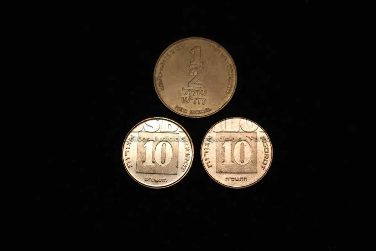 LOTE 048 - LOTE 48 – MOEDAS ITÁLIA, ISRAEL ESPANHA 	MOEDA	OBSERVAÇÕES 1.		100 Liras (1966, 1968,1978)	3 unidades 2.		500 Liras (2 x 1985, 1983, 1989 e 1995)	5 unidades 3.		200 Liras (1979)	1 unidade 4.		10 Shekel	2 unidades 5.		½ Shekel	1 unidade 6.		25 Pesetas (1957)	1 unidade 7.		5 Pesetas (1957)	3 unidades 8.		1 Peseta (1953)	1 unidade 9.		25 Pesetas (1975)	3 unidades 10.		5 Pesetas (1975)	8 unidades 11.		1 Peseta (1975)	4 unidades 12.		5 Pesetas (1991,1992 e 1998)	3 unidades