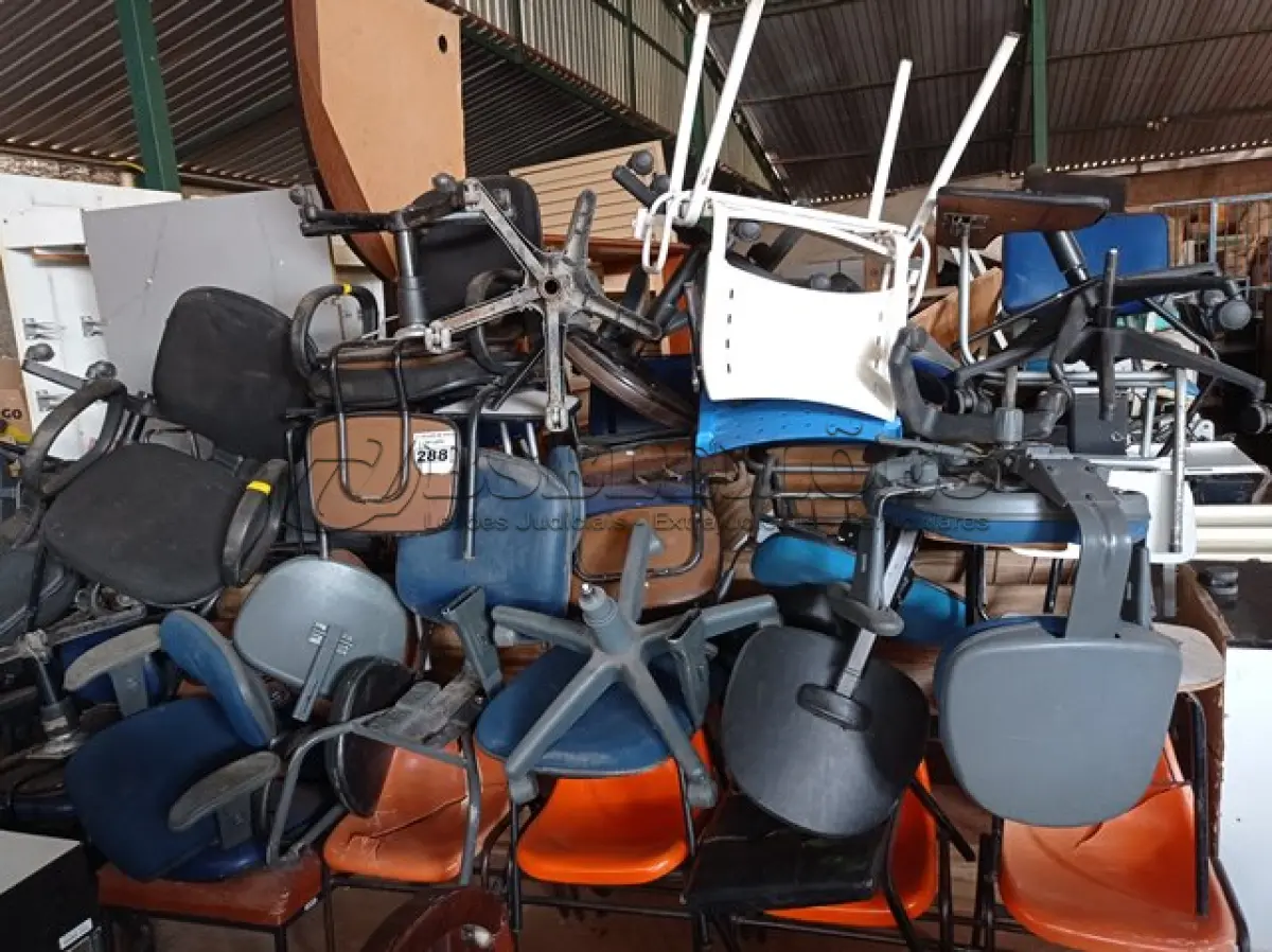 LOTE 288 - 01 LOTE COM VÁRIAS CADEIRAS MARCAS E MODELOS DIVERSOS. (NO ESTADO) ATENÇÃO! FAZER A VISITAÇÃO ANTES DE ARREMATAR, NÃO SABEMOS SE FUNCIONA. LEILÃO NÃO TEM GARANTIA E NEM DEVOLUÇÃO, SUJEITO A POSSÍVEIS AVARIAS VISÍVEIS/OCULTAS E/OU AUSÊNCIA DE COMPONENTES.