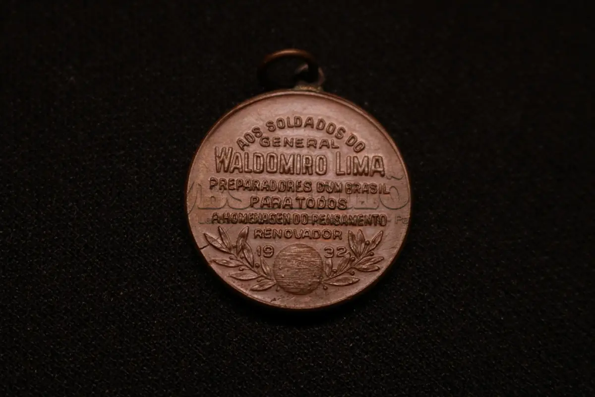 LOTE 042 - LOTE 42 – MEDALHAS DA REVOLUÇÃO DE 1932 	MEDALHA	OBSERVAÇÕES 1.		Medalhão – Soldados do General Waldomiro Lima. 1932. Gravador: José Peón.	Prateada 2.		Medalhão – Soldados do General Waldomiro Lima. 1932. Gravador: José Peón.	Prateada 3.		Medalhão – Soldados do General Waldomiro Lima. 1932. Gravador: José Peón.	Bronze 4.		Medalha Comemorativa da Campanha de 1932. Gravador: José Peón.	Acobreada – envelope da coleção Julio Estrella Moreira