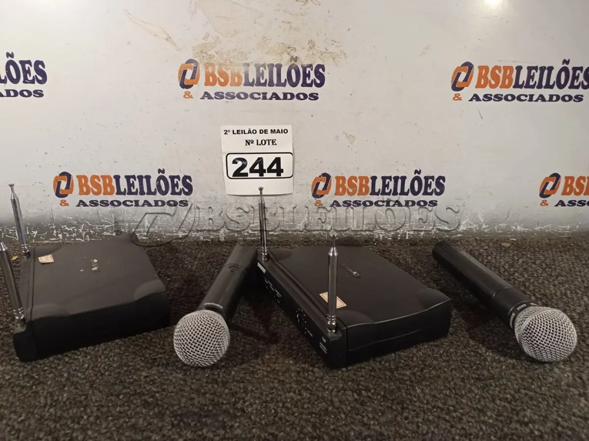 LOTE 244 - 02 BASES E 02 MICROFONES SEM FIO MARCAS SHURE. (NO ESTADO) ATENÇÃO! FAZER A VISITAÇÃO ANTES DE ARREMATAR, NÃO SABEMOS SE FUNCIONA. LEILÃO NÃO TEM GARANTIA E NEM DEVOLUÇÃO, SUJEITO A POSSÍVEIS AVARIAS VISÍVEIS/OCULTAS E/OU AUSÊNCIA DE COMPONENTES.