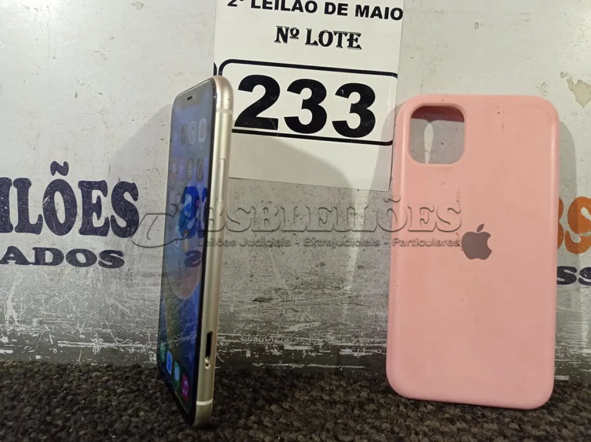 LOTE 233 - 01 IPHONE 11 128GB. (NO ESTADO) ATENÇÃO! FAZER A VISITAÇÃO ANTES DE ARREMATAR, NÃO SABEMOS SE FUNCIONA. LEILÃO NÃO TEM GARANTIA E NEM DEVOLUÇÃO, SUJEITO A POSSÍVEIS AVARIAS VISÍVEIS/OCULTAS E/OU AUSÊNCIA DE COMPONENTES.