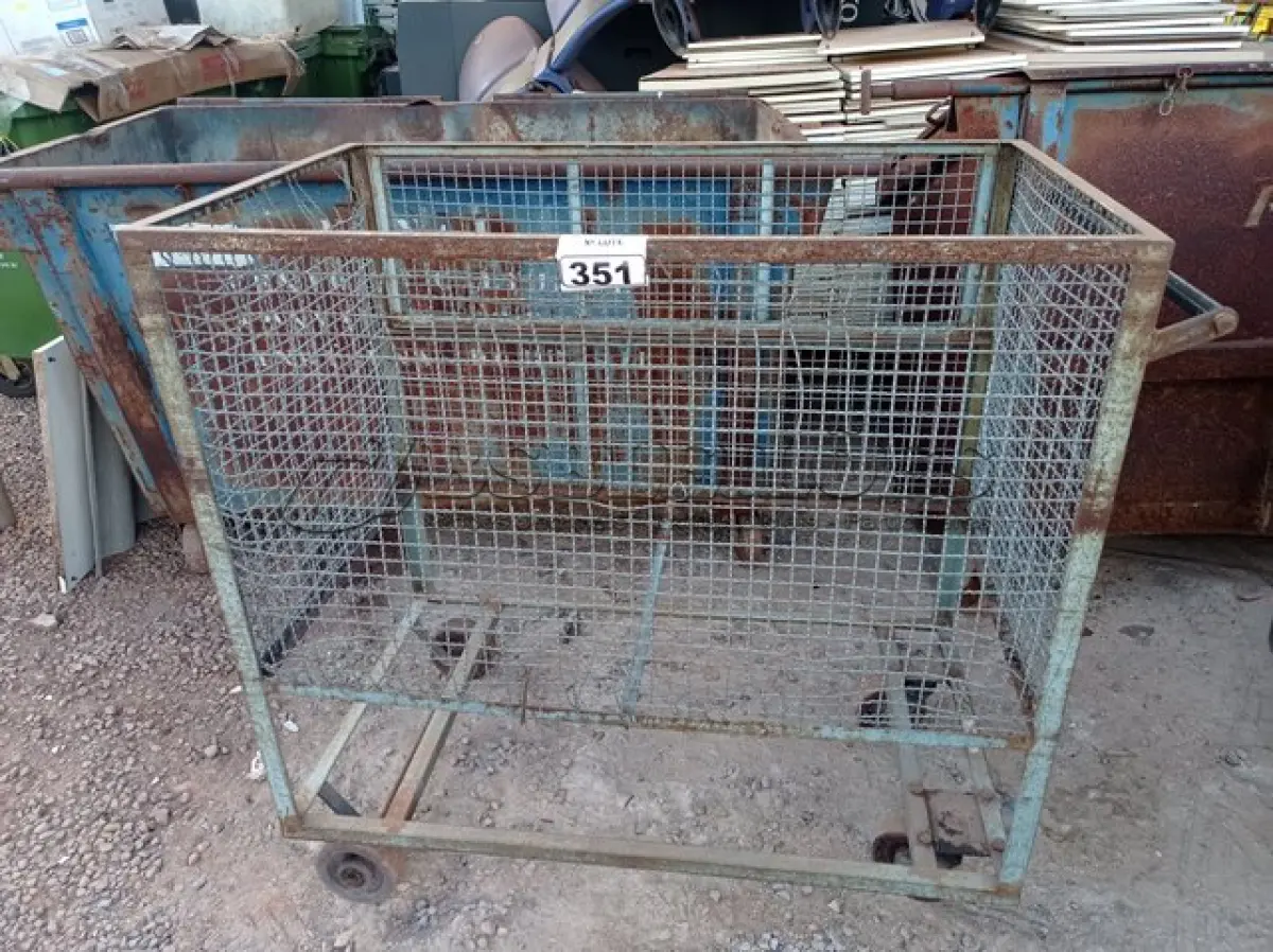 LOTE 351 - 01 CARRINHO PARA TRANSPORTE DE CARGAS. (NO ESTADO) ATENÇÃO! FAZER A VISITAÇÃO ANTES DE ARREMATAR, NÃO SABEMOS SE FUNCIONA. LEILÃO NÃO TEM GARANTIA E NEM DEVOLUÇÃO, SUJEITO A POSSÍVEIS AVARIAS VISÍVEIS/OCULTAS E/OU AUSÊNCIA DE COMPONENTES.