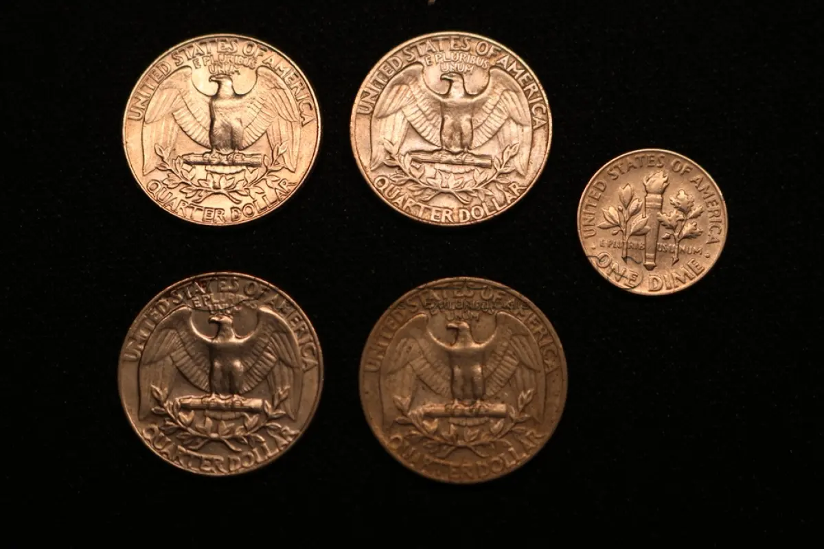 LOTE 039 - LOTE 39 – MOEDAS ESTADOS UNIDOS, PARAGUAI E URUGUAI 	MOEDA	OBSERVAÇÕES 1.		Quarter Dollar – (1965,1970, 1972 e 1980)	4 unidades 2.		One Dime – (1965)	1 unidade 3.		10 Guaranies – Alimentos para o mundo (1978 e 1986)	2 unidades 4.		10 Pesos (1968)	1 unidade