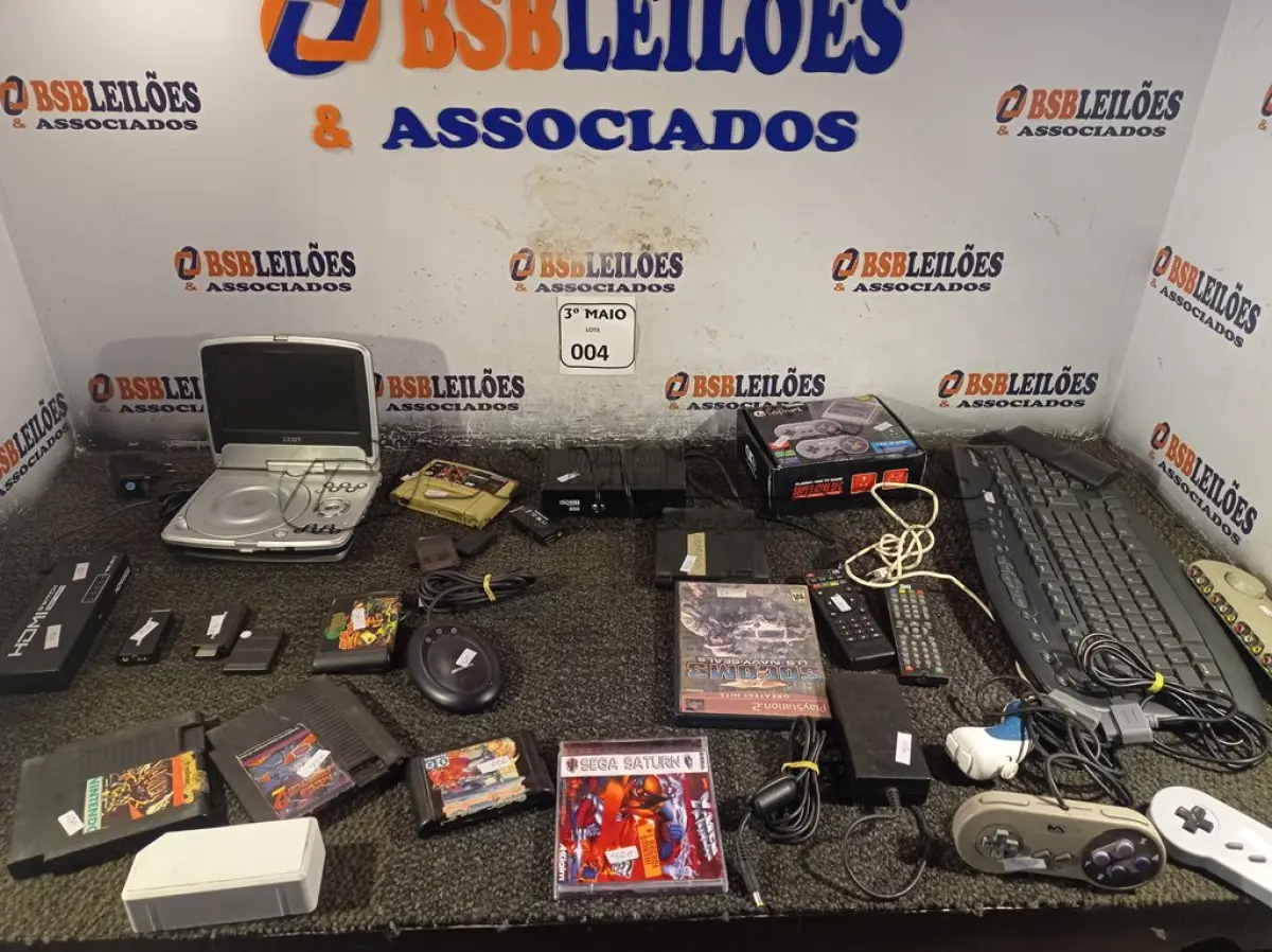 LOTE 004 - 01 LOTE COM CONTROLES DE VÍDEO GAME, CONTROLES DE TV, MEMORY CARD DE JOGOS E DIVERSOS ELETRÔNICOS. (NO ESTADO) ATENÇÃO! FAZER A VISITAÇÃO ANTES DE ARREMATAR, NÃO SABEMOS SE FUNCIONA. LEILÃO NÃO TEM GARANTIA E NEM DEVOLUÇÃO, SUJEITO A POSSÍVEIS AVARIAS VISÍVEIS/OCULTAS E/OU AUSÊNCIA DE COMPONENTES.