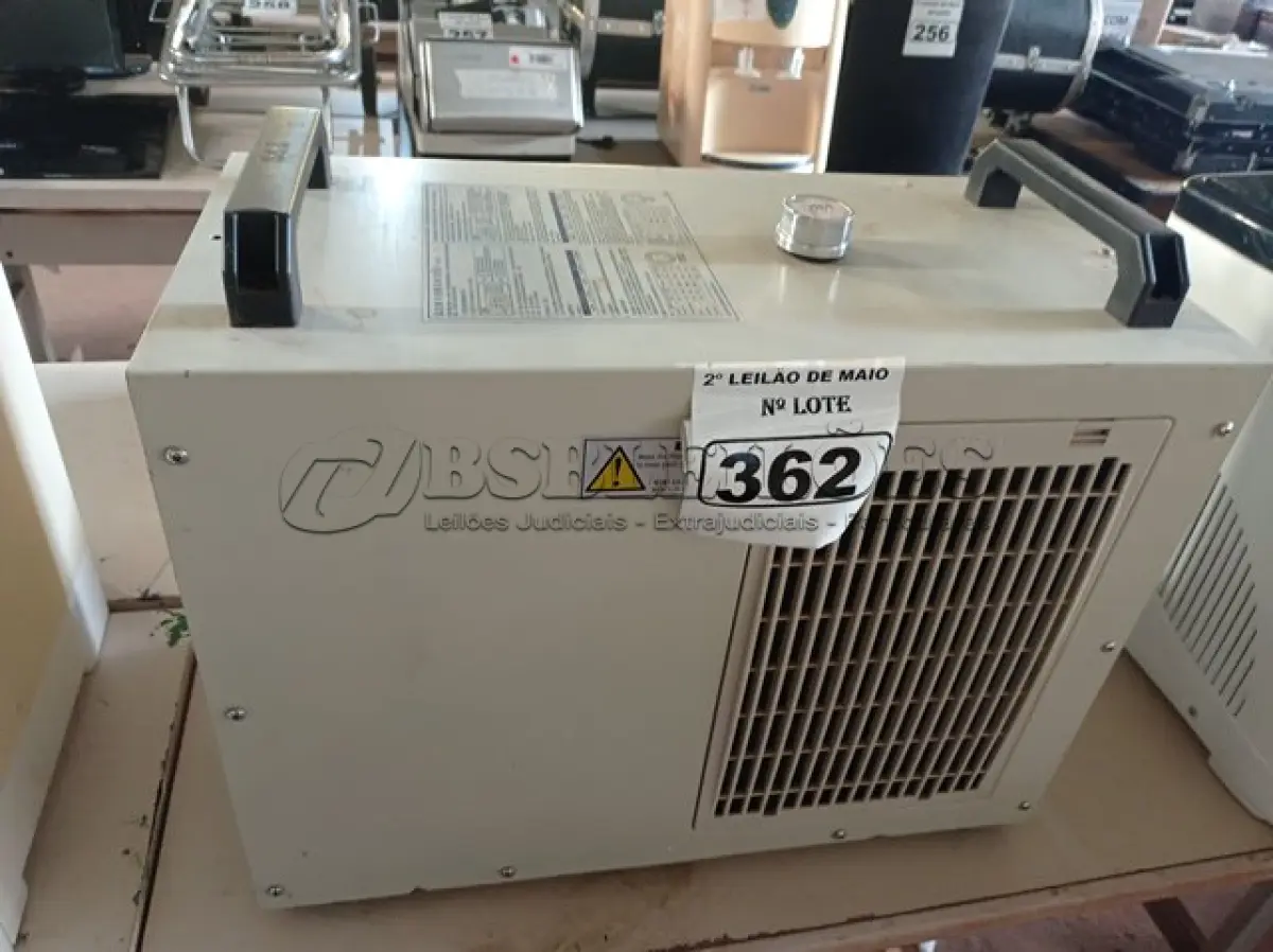LOTE 362 - 01 CHILLER CW-5000, MÁQUINA PARA TUBO LASER CO2. (NO ESTADO) ATENÇÃO! FAZER A VISITAÇÃO ANTES DE ARREMATAR, NÃO SABEMOS SE FUNCIONA. LEILÃO NÃO TEM GARANTIA E NEM DEVOLUÇÃO, SUJEITO A POSSÍVEIS AVARIAS VISÍVEIS/OCULTAS E/OU AUSÊNCIA DE COMPONENTES.