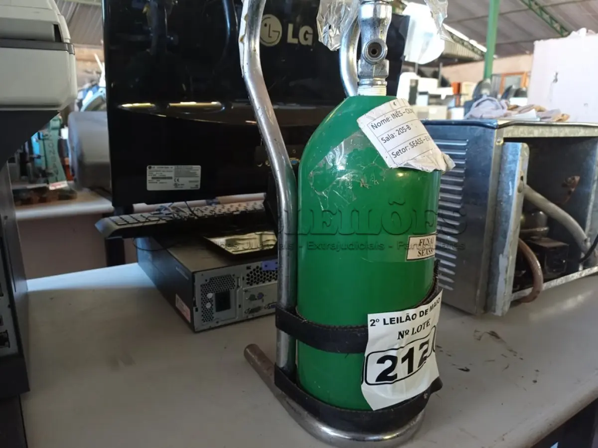LOTE 212 - 01 CILINDRO DE OXIGÊNIO “VAZIO”. (NO ESTADO) ATENÇÃO! FAZER A VISITAÇÃO ANTES DE ARREMATAR, NÃO SABEMOS SE FUNCIONA. LEILÃO NÃO TEM GARANTIA E NEM DEVOLUÇÃO, SUJEITO A POSSÍVEIS AVARIAS VISÍVEIS/OCULTAS E/OU AUSÊNCIA DE COMPONENTES.