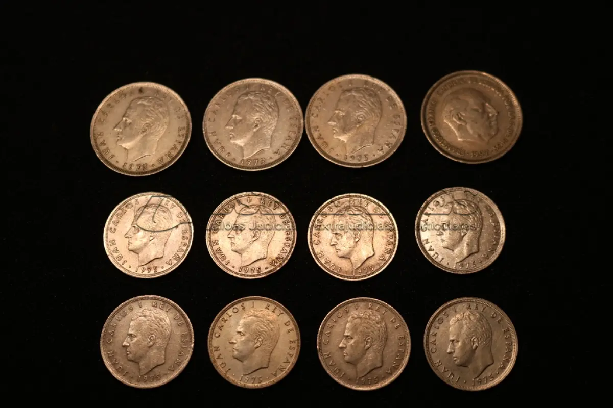 LOTE 048 - LOTE 48 – MOEDAS ITÁLIA, ISRAEL ESPANHA 	MOEDA	OBSERVAÇÕES 1.		100 Liras (1966, 1968,1978)	3 unidades 2.		500 Liras (2 x 1985, 1983, 1989 e 1995)	5 unidades 3.		200 Liras (1979)	1 unidade 4.		10 Shekel	2 unidades 5.		½ Shekel	1 unidade 6.		25 Pesetas (1957)	1 unidade 7.		5 Pesetas (1957)	3 unidades 8.		1 Peseta (1953)	1 unidade 9.		25 Pesetas (1975)	3 unidades 10.		5 Pesetas (1975)	8 unidades 11.		1 Peseta (1975)	4 unidades 12.		5 Pesetas (1991,1992 e 1998)	3 unidades