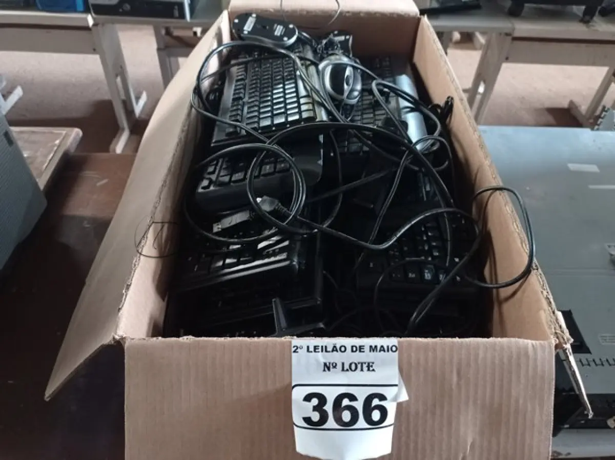 LOTE 366 - 01 LOTE COM VÁRIOS TECLADOS E MOUSES MARCAS E MODELOS DIVERSOS. (NO ESTADO) ATENÇÃO! FAZER A VISITAÇÃO ANTES DE ARREMATAR, NÃO SABEMOS SE FUNCIONA. LEILÃO NÃO TEM GARANTIA E NEM DEVOLUÇÃO, SUJEITO A POSSÍVEIS AVARIAS VISÍVEIS/OCULTAS E/OU AUSÊNCIA DE COMPONENTES.