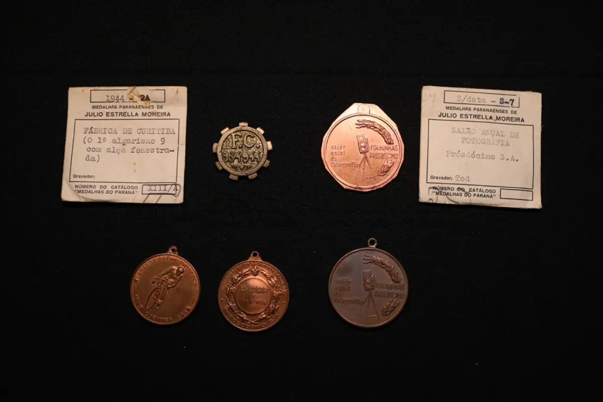 LOTE 025 - LOTE 25 – MEDALHAS INDÚSTRIA 	MEDALHA	OBSERVAÇÕES 1.		Fabrica de Curitiba. 1944.	Bronzeada – envelope da Coleção Júlio Estrella Moreira 2.		Salão anual de fotografias folhinhas Prosdócimo Gravador: Frederico Tod.	Bronzeada – prova de cunho 3.		Salão anual de fotografias folhinhas Prosdócimo Gravador: Frederico Tod.	Bronzeada – envelope da Coleção Júlio Estrella Moreira 4.		Grande Prémio Prosdócimo (ciclismo) Gravador: José Peón	Bronzeada 5.		Grande Prémio Prosdócimo (ciclismo) Gravador: José Peón	Bronzeada