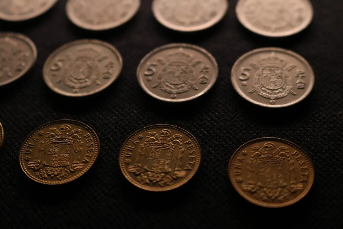 LOTE 048 - LOTE 48 – MOEDAS ITÁLIA, ISRAEL ESPANHA 	MOEDA	OBSERVAÇÕES 1.		100 Liras (1966, 1968,1978)	3 unidades 2.		500 Liras (2 x 1985, 1983, 1989 e 1995)	5 unidades 3.		200 Liras (1979)	1 unidade 4.		10 Shekel	2 unidades 5.		½ Shekel	1 unidade 6.		25 Pesetas (1957)	1 unidade 7.		5 Pesetas (1957)	3 unidades 8.		1 Peseta (1953)	1 unidade 9.		25 Pesetas (1975)	3 unidades 10.		5 Pesetas (1975)	8 unidades 11.		1 Peseta (1975)	4 unidades 12.		5 Pesetas (1991,1992 e 1998)	3 unidades