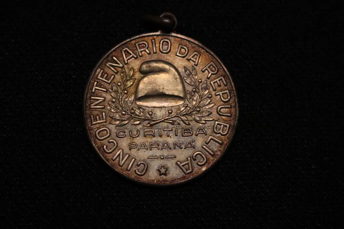LOTE 015 - LOTE 15 – MEDALHAS CIVICAS MILITARES 	MEDALHA	OBSERVAÇÕES 1.		União Cívica Paranaense – 1916.Gravadores: Jose Peon e Fernandez	Acobreada 2.		União Cívica Paranaense – 1916.Gravadores: Jose Peon e Fernandez	Dourada – prova de cunho 3.		Revolução de 05 de outubro de 1930. Gravador: José Peon.	Prateada - envelope da Coleção Júlio Estrella Moreira 4.		Corrida do Facho Militar – 5 ª Região Militar. 1948.Gravador: José Peon	Acobreada 5.		Corrida do Facho Militar – 5 ª Região Militar. 1948.Gravador: José Peon	Acobreada 6.		Libertadores da Nação. Revolução de 1930. Gravador: Eduardo Mueller	Reveso Liso 7.		Cinquentenário da República – Tiro de Guerra Rio Branco. 1939. Gravador: Frederico Tod.	Prateada 8.		Corrida do Facho Militar – 5 ª Região Militar. 1943.Gravador: José Peon	Acobreada 9.		Corrida do Facho Militar – 5 ª Região Militar. 1960.	Acobreada 10.		1° Centenário da Policia Militar do Paraná. 1954.Gravadores Peon e Tortatto	Oxidada