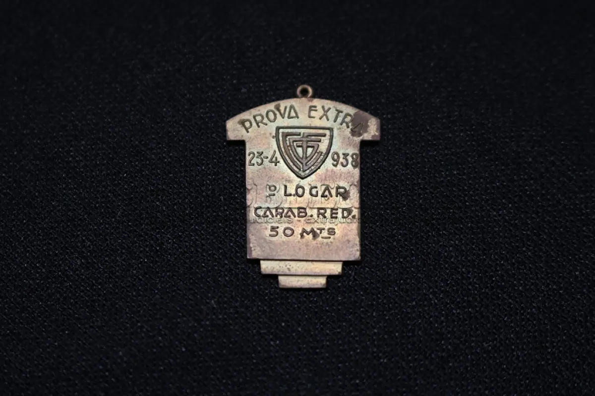 LOTE 009 - LOTE 9 – MEDALHAS PALESTRA ITÁLIA - ESPORTE 	MEDALHA	OBSERVAÇÕES 1.		Joquei Clube do Paraná – Festa da Terra. 1931	Acobreada - envelope da Coleção Júlio Estrella Moreira 2.		Joquei Clube do Paraná – Festa da Terra. 1931	Acobreada 3.		Joquei Clube do Paraná – Festa da Terra. 1931	Acobreada 4.		Joquei Clube do Paraná – Festa da Terra. 1931	Acobreada 5.		Joquei Clube do Paraná – Festa da Terra. 1931	Acobreada 6.		Joquei Clube do Paraná – Festa da Terra. 1931	Acobreada 7.		Graciosa Country Club – Campeonato de Tênis 1939. Gravador Mueller	Prateada - envelope da Coleção Júlio Estrella Moreira 8.		Graciosa Country Club – 1938. Gravador Mueller	Prateada - envelope da Coleção Júlio Estrella Moreira 9.		Graciosa Country Club – 1938. Gravador  J. Peón	Bronze - envelope da Coleção Júlio Estrella Moreira 10.		Graciosa Country Club – 1938. Gravador J. Peón	Bronze 11.		Sociedade de Tiro ao Alvo de Curitiba. 1940 Gravador: Mueller	Prateada - envelope da Coleção Júlio Estrella Moreira