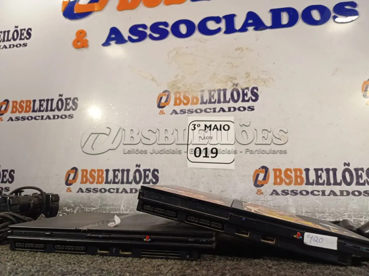 LOTE 019 - 02 PS2 MARCA SONY E 02 CONTROLES. (NO ESTADO) ATENÇÃO! FAZER A VISITAÇÃO ANTES DE ARREMATAR, NÃO SABEMOS SE FUNCIONA. LEILÃO NÃO TEM GARANTIA E NEM DEVOLUÇÃO, SUJEITO A POSSÍVEIS AVARIAS VISÍVEIS/OCULTAS E/OU AUSÊNCIA DE COMPONENTES.