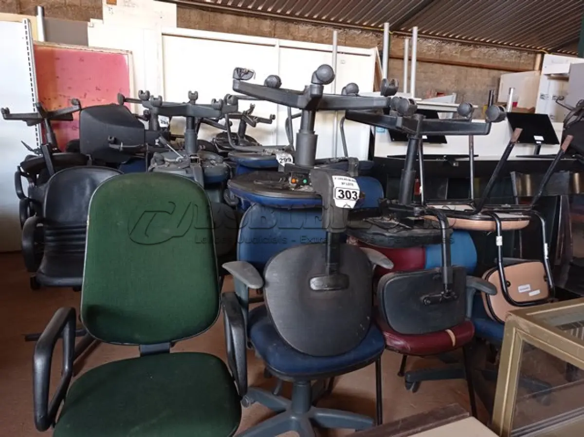 LOTE 303 - 06 CADEIRAS DE ESCRITÓRIO SENDO 03 COM BASE GIRATÓRIA. (NO ESTADO) ATENÇÃO! FAZER A VISITAÇÃO ANTES DE ARREMATAR, NÃO SABEMOS SE FUNCIONA. LEILÃO NÃO TEM GARANTIA E NEM DEVOLUÇÃO, SUJEITO A POSSÍVEIS AVARIAS VISÍVEIS/OCULTAS E/OU AUSÊNCIA DE COMPONENTES.