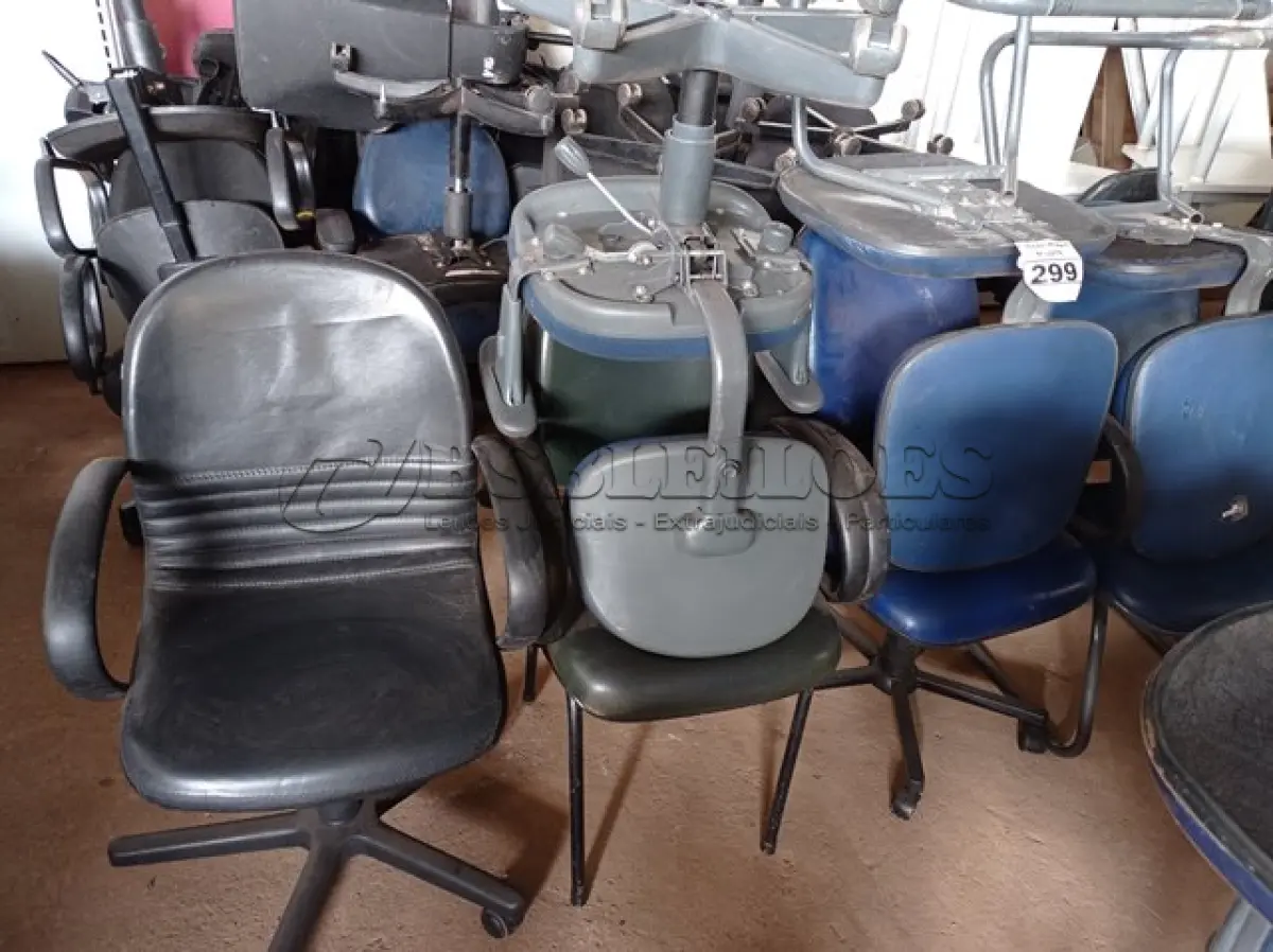 LOTE 299 - 07 CADEIRAS DE ESCRITÓRIO SENDO 01 COM BASE GIRATÓRIA. (NO ESTADO) ATENÇÃO! FAZER A VISITAÇÃO ANTES DE ARREMATAR, NÃO SABEMOS SE FUNCIONA. LEILÃO NÃO TEM GARANTIA E NEM DEVOLUÇÃO, SUJEITO A POSSÍVEIS AVARIAS VISÍVEIS/OCULTAS E/OU AUSÊNCIA DE COMPONENTES.